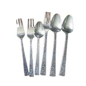 Vaisselle élégante et chaude portugaise personnalisée avec poignée gaufrée nouveau design Ensemble de couverts de vaisselle de luxe en acier inoxydable plaqué argent - Product Image 1