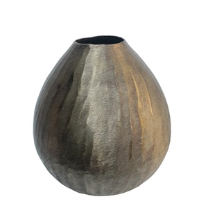 Vase en métal texturé artisanal moderne, récipient décoratif géométrique unique et vieilli, pot à fleurs minimaliste pour la maison et le bureau - Product Image 1