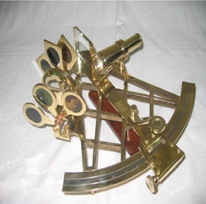 Porte-clés sextant nautique miniature en laiton, attaché à une étiquette en bois en forme d'étoile avec inscription « Je t'aime ». - Product Image 3