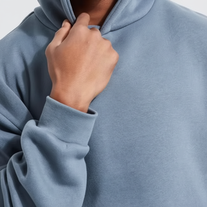 Sweat à capuche surdimensionné pour homme de qualité supérieure, imprimé avec logo personnalisé, en coton molletonné bleu uni, avec poche avant et logo, style décontracté - Product Image 2