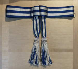 Ceinture de cérémonie avec pompons argentés et bleus – Écharpe décorative pour événements et parades - Product Image 1