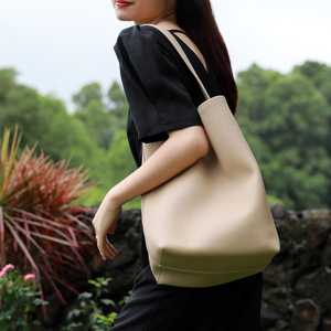 Borsa a Spalla da Donna Casual e alla Moda di Grande Capienza in Pelle Bovina a Secchiello con Chiusura a Cordoncino Leggera Logo Personalizzato Stile Semplice - Product Image 3