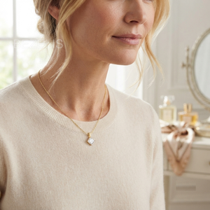 Elegante Collar con Colgante Solitario Princesa Minimalista en Oro Amarillo Sólido con Oro Blanco de 18k, Corte Princesa, Ético y Fino - Product Image 5