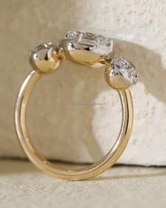 Bague de fiançailles et de mariage classique en or blanc massif sur mesure pour femme, sertie de diamants de laboratoire à monture clos et griffes - Product Image 3