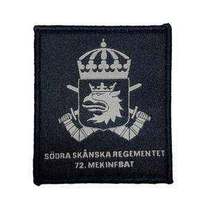 Parche de etiqueta tejido con forma de corte térmico y logotipo personalizado al por mayor - Product Image 1