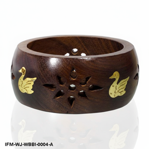 กำไลข้อมือไม้สีเข้มสไตล์งานฝีมือประดับด้วยทองเหลืองรูปนกและลวดลายเรขาคณิต สไตล์วินเทจ เครื่องประดับทำมือจากอินเดีย - Product Image 4