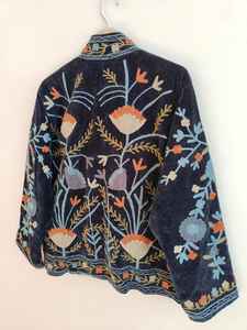 Veste en velours bleu marine brodée de fleurs Suzani, veste ethnique faite à la main, veste en velours pur, veste Suzani florale, style bohème hippie - Product Image 5