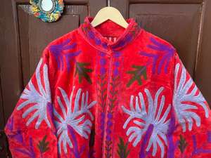 Chaqueta de terciopelo Suzani bordada a mano, estilo bohemio, abrigo suave y cómodo con estampado floral para bodas y fiestas. - Product Image 4