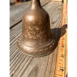 Campana de mano exclusiva de latón con mango de madera para salas de pooja, grupos de enseñanza y sonido potente. Campana de mano de latón a precios asequibles. - Product Image 5