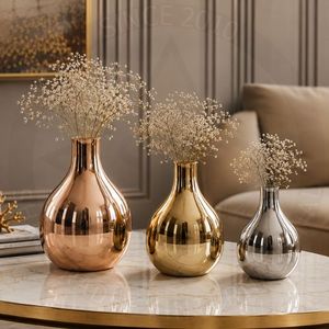 Ensemble de 3 vases en métal finition PVD minimaliste moderne en or rose et argent pour la décoration florale au sol et sur le bureau - Product Image 1