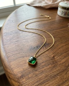 Collar con Colgante de Cuarzo Verde Corte Cojín, Minimalista Boho, Chapado en Oro, Joyería de Piedra Energética Curativa, Regalo - Product Image 4