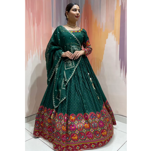 Conjunto de Ropa Étnica de Boda para Mujer, Chaniya Choli de Seda Bombay Premium con Bordado a Mano con Espejos Reales y Dupatta de Chinnon - Product Image 1