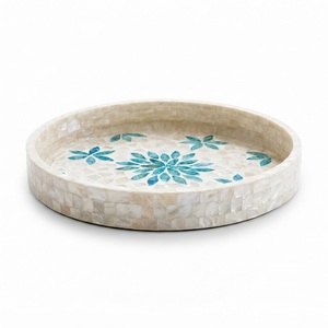 Plateau artisanal en nacre de luxe, rectangulaire, avec incrustations de coquillages, poignées et motif de poissons côtiers décoratif - Product Image 2