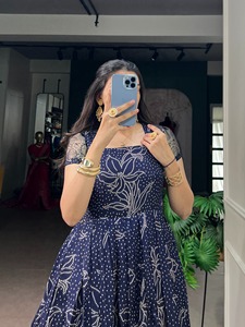 ชุดเดรส Anarkali ลายพิมพ์ Bandhani สีน้ำเงิน พร้อมขอบผ้าทอ Zari ผ้าลายตาราง Kota สำหรับงานเทศกาล ชุด Anarkali สไตล์อินเดีย-ปากีสถาน - Product Image 6