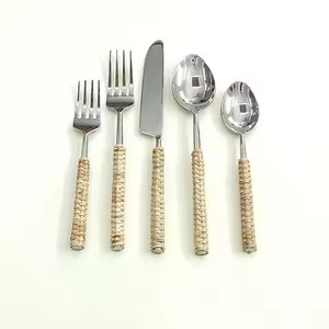 Ensemble de couverts élégants en acier inoxydable avec manche en rotin pour cuisine moderne, restaurant et service de banquet - Product Image 1