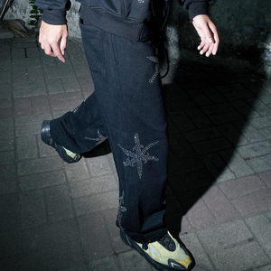 Ensemble survêtement deux pièces délavé à l'acide avec sweat à capuche personnalisé orné de strass et pantalon évasé - Product Image 4