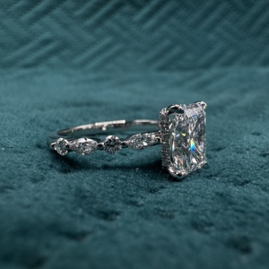 Magnífico Anillo de Diamante Radiante Cultivado en Laboratorio de 2.55 CT en Platino PT950 para Mujer - Product Image 3