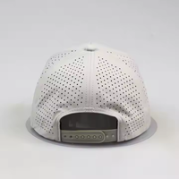 Gorra deportiva de golf Hydro personalizada, gorra de béisbol impermeable de 5 paneles con ventilación láser y logotipo de goma