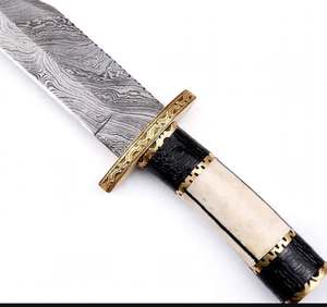 Herramienta multiusos de acero damasco con patrón retorcido hecho a mano, punta de cuchillo y mango de cuerno segmentado. - Product Image 2