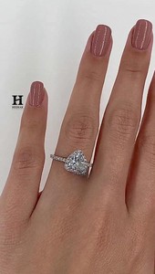 Bague de fiançailles de luxe en or blanc 14K 18K avec diamant de laboratoire taille trillon, micro-pavé et halo triangulaire, alliance de mariage - Product Image 5