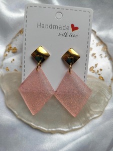 Boucles d'oreilles en résine rose scintillante faites à la main, clous carrés dorés, bijoux tendance, cadeau pour la Saint-Valentin - Product Image 5