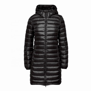 Veste d'hiver longue matelassée à capuche pour femme, manches longues, en polyester épais avec fermeture éclair, couleur noire unie - Product Image 1