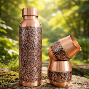Ensemble cadeau de bouteille d'eau écologique en cuivre pur avec 2 verres, design gravé ayurvédique pour la maison et les cadeaux - Product Image 1