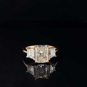 Bague unique en moissanite taille radiant avec pierres latérales trapézoïdales pour femme, en argent 925 original, pour cadeau de promesse de mariage ou pour elle - Product Image 1