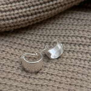 Pendientes de aro anchos y gruesos, pendientes de aro de latón plateado, aros de latón modernos y llamativos, pendientes de aro finos al por mayor - Product Image 3