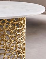 Table basse contemporaine avec plateau en marbre et base en laiton, design sur piétement, mobilier moderne pour salon, pièce décorative artisanale