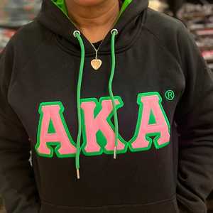 AKA เสื้อฮู้ดสีดำพรีเมียมสำหรับผู้หญิง ปักตัวอักษรกรีก เสื้อพูลโอเวอร์ผ้าฟลีซเนื้อนุ่ม สวมใส่สบาย มีสไตล์ - Product Image 4