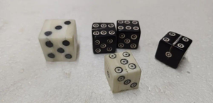 Dados hexagonales pulidos ecológicos de hueso y cuerno con diseños de búfalo y camello - Product Image 4