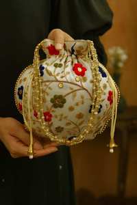Bolso Potli Étnico con Cuentas y Bordado Artístico a Mano para Mujer, Estilo Nupcial, para Uso Festivo, a Precio Accesible - Product Image 2