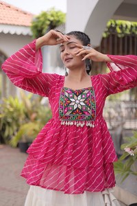 ชุดเดรสงานเทศกาลดีไซน์เนอร์สุดหรู ผ้าคอตตอนคอรา ตกแต่งด้วยงานปักแบบคัชชี ทรงเข้ารูป ยาวคลุมเท้า สไตล์ดั้งเดิมสำหรับเทศกาลดีวาลี - Product Image 4