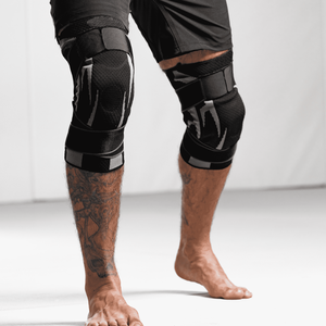 Rodillera de compresión de licra tejida negra y gris con estampado por sublimación, transpirable, de ajuste fácil, para protección en levantamiento de pesas para hombres. - Product Image 1
