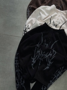 เสื้อฮีนลีย์ผ้าวาฟเฟิลสไตล์โกธิคขายดีที่สุด ทรงโอเวอร์ไซส์ แขนยาว พิมพ์ลายกราฟิกชนเผ่า ติดกระดุม แบบสวมใส่สบาย เหมาะสำหรับสตรีทแวร์ - Product Image 5
