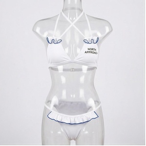 Ensemble de bikini blanc croisé à volants et logo sur le devant pour femme - Product Image 1