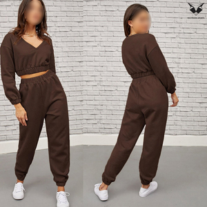 Conjunto deportivo de dos piezas para mujer, estilo crop top, moderno, para gimnasio, descanso y uso diario, en color marrón. - Product Image 4