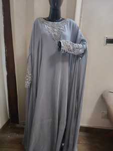 Abaya de qualité supérieure pour femmes avec broderie florale 3D, robe maxi islamique élégante pour le marché de la mode du Moyen-Orient, prix d'exportation - Product Image 3
