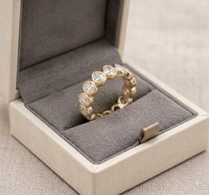 Bague d'éternité en moissanite taille ovale, sertie clos, en or 10 carats, pour mariage, fabrication OEM de bijoux sur mesure - Product Image 4