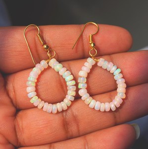 Boucles d'oreilles en opale éthiopienne naturelle multi-arc-en-ciel, argent et or 14 carats, cadeau pour elle - Product Image 1