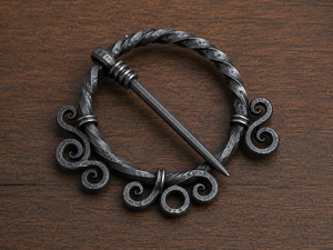 Cruz de Troll Medieval Forjada a Mano, Amuleto Rústico de Hierro Auténtico, Colgante Hecho a Mano por un Herrerín, Inspirado en la Herencia Vikinga - Product Image 2