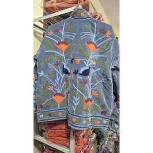 Abrigo Reversible de Terciopelo Suzani, Chaqueta Boho Bordada a Mano con Diseño Floral, Regalo Único para Ella - Product Image 3