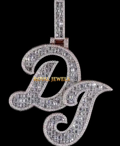 Pendentif personnalisé en argent avec moissanite, breloque initiale baguette pour collier - Product Image 1