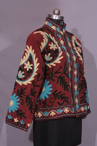 Veste en tissu TNT brodée de fleurs faite à la main – Manteau artisanal pour mariage, fête et occasions festives. - Product Image 2