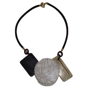 Bijouterie Collier de perles en résine pour femmes Perles en résine de couleur et de taille personnalisées Fait à la main Unique ultra brillant Origine indienne - Product Image 1