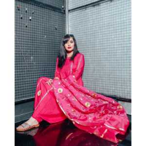 Ensemble de costume en satin rose rubis taille XS - Product Image 3