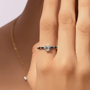 Bague Tesla Cyber Pave avec diamant taille émeraude 1 carat, pure beauté, coupe parfaite pour un look glamour, couleur D-E, clarté VVS-VS, certifiée IGI. - Product Image 6