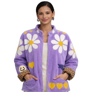 Chaqueta Sujani de Moda con Cuello Alto, Diseño Floral Tejido y Logotipo Frontal - Product Image 1