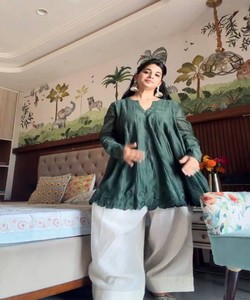 Ensemble haut et pantalon palazzo en soie verte brodée pour femmes, style traditionnel vintage ethnique Inde Pakistan, séchage rapide 86040 KARMA- - Product Image 1